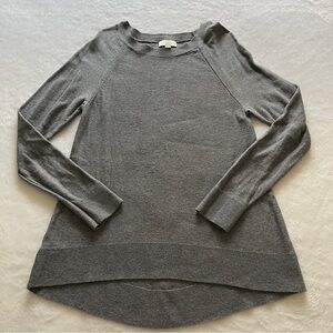 LOFT Gray Knit Tunic Sweater Top Size M High Low Hem Long Sleeves Raglan